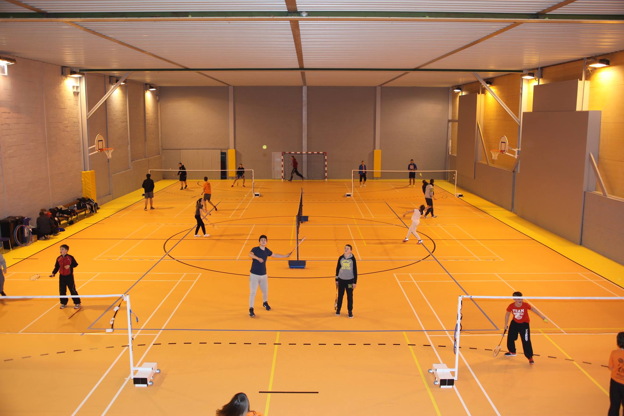 Ambiance de jeu au club de badminton de Mettet